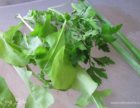 Зелень нарезать (у меня рукола, петрушка и зеленый лук).
