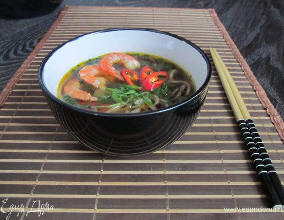 Пробуем суп. Я добавила еще 2 ст. л. соевого соуса. Суп готов, нам понадобилось для этого 30 минут (+2 ч. замачивались грибы, что можно сделать заранее или использовать свежие грибы).
Разливаем суп по тарелкам, традиционно японцы подают суп очень горячим. Сверху посыпаем зеленым луком. Можно добавить кусочки курицы, рыбы или креветки. У меня суп постный, поэтому я использую креветки.