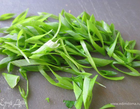 Зеленый лук нарезать наискосок, чтобы было красиво. Японцы очень трепетно относятся к украшению блюда. Говорят, что японцы едят глазами:))