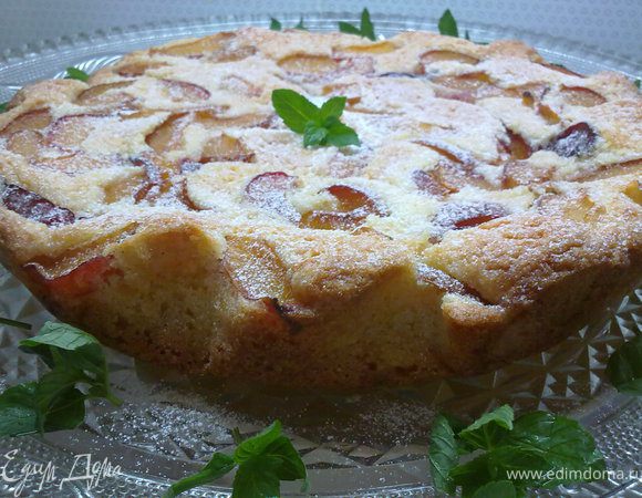 Выкладываем тесто в форму, сверху укладываем сливу ,предварительно порезанную дольками.Выпекаем пирог в средней части духовки мин 35-40.до золотистого цвета.всё готово,приятного аппетита!))
