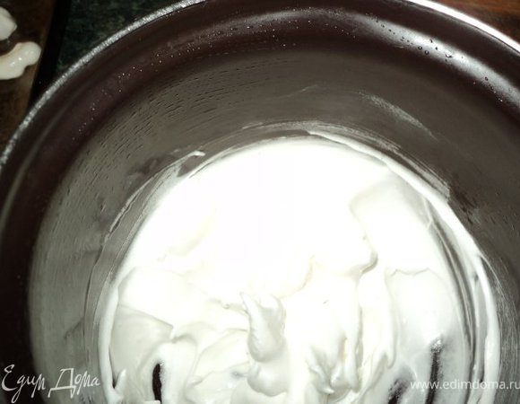 Охлажденные яичные белки взбить со щепоткой соли, постепенно добавляя сахар до устойчивых пиков, в конце добавить винный уксус.