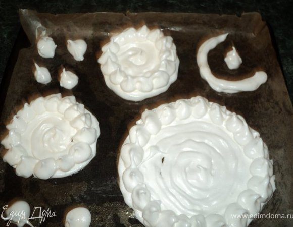 Противень  застелить бумагой для выпечки, на которой нарисовать круги. Смазать растительным маслом. При помощи кондитерского мешочка или шприца  сформировать корзинки, сначала низ – выдавливая белковый крем по кругу, затем бортики, а также  дуги для ручек и маленькие безешки для украшения. Получается шесть корзинок. 