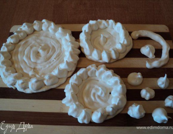 Выпекать при температуре 125градусов 1.5 часа, затем духовку выклюю чить и оставить меренги остывать не менее 3 часов, желательно на ночь.