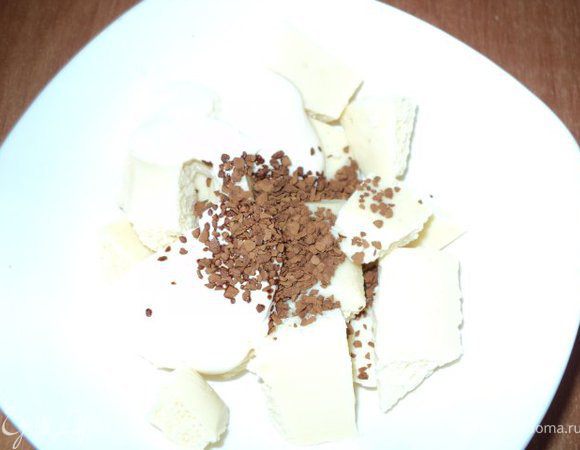 Шоколад поломать на кусочки, добавить 2 ст.ложки сливой, растворимый кофе и растопить в микроволновке или на водяной бане, перемешать до однородной массы, слегка охладить. 