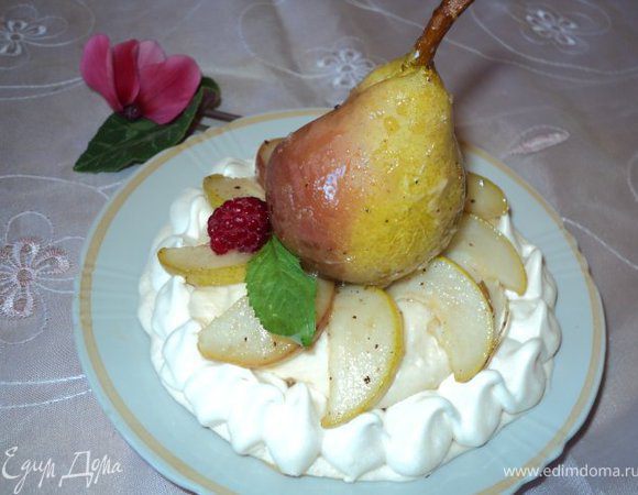 Выложить крем в корзинки, сверху украсить ломтиками груши, малиной, листиками мяты. Поставить в холодильник для застывания крема.