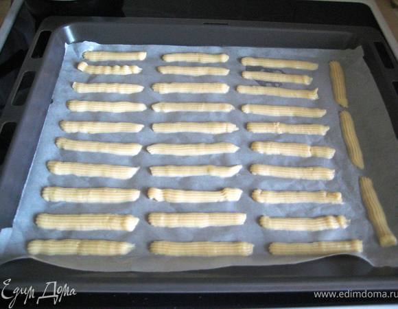 Воду довести до кипения и добавить масло,посолить,постепенно,по-немногу всыпать муку,всё время помешивая,чтобы не было комочков-заварить тесто.Остудить его и вбить по одному яйца.