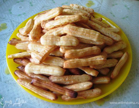 Наполнить кондитерский шприц тетстом и выдавить на противень, застеленый бумагой для выпечки, "пальчики".Выпекать в духовке до золотистого цвета,минут 30-35,при температуре 180-200.ПЕРВЫЕ 20 МИНУТ ДУХОВКУ НЕ ОТКРЫВАТЬ!!!