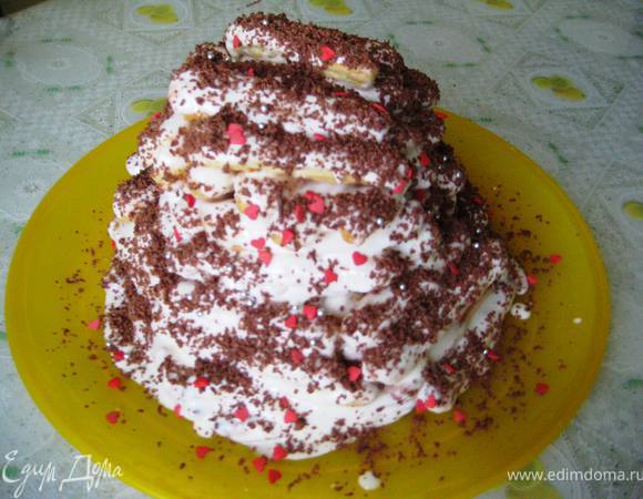 Взбить сметану с сахаром,каждую палочку обмакнуть в крем и выкладывать горкой на блюдо.Остатки крема вылить сверху.Посыпать тёртым шоколадом.Я украсила готовыми розами из вафель.Дать тортику пропитаться в холодильнике 1час.