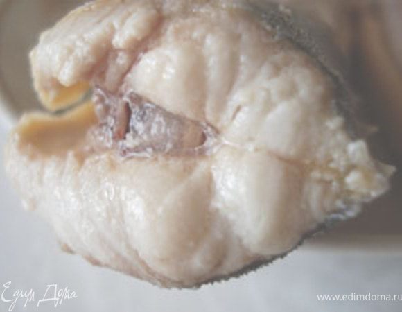 Порционные куски стерляди ошпарить кипятком.