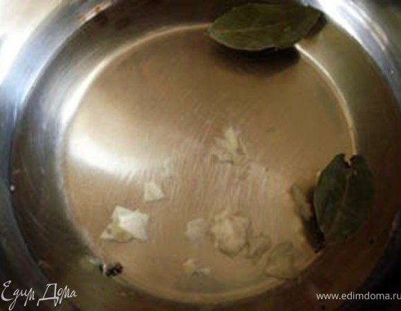 Приготовить маринад. К 100 мл воды добавить винный уксус, лавровый лист, чеснок толченный с солью прокипятить.