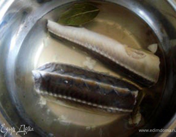 Добавить рыбу и оставить на 10 минут.Потом извлечь лавровый лист.
