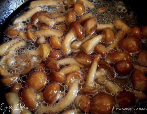 Приготовить грибной соус.Грибы( у меня были мороженные опята)положить на сковороду и проварить их.