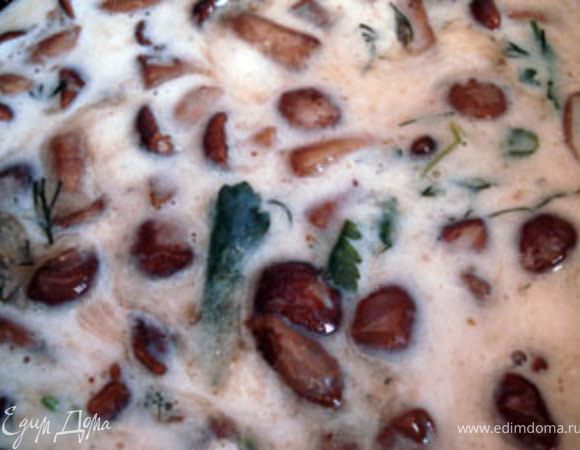 Добавить сливки или сметану и нагреть почти до кипения