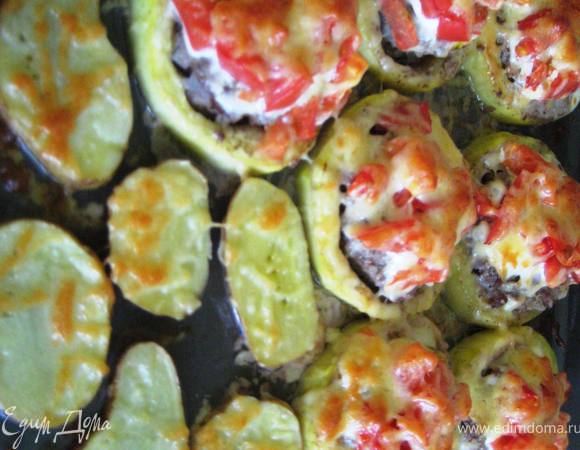 Картофель моем и режем повдоль.Солим,выкладываем рядом с кабачками на противень и посыпаем сыром! Запекаем в духовом шкафу 30 минут. 