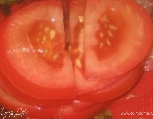 далее мясо панируем в муке и выкладываем на противень. Перчим и солим.
Сверху на мясо выкладываем порезанные полукольцами томат (помидоры) с одного края. Далее "замазкой замазываем другую половину мяса и немного замазать и томаты. НО чтобы их было видно. 