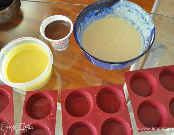 тесто разделить на 2 части.
В одну - добавить что-нибудь: сок свеклы, куркуму, какао, я добавляю готовый пищевой краситель