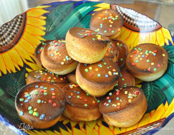 растопить в оч. маленьком кол-ве воды саха, добавить что-то ароматное (коньяк, ликер или что-то ещё), смазать верхушку, посыпать кондитерскими цветными штуками