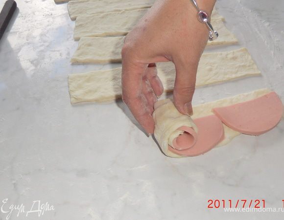 Теперь аккуратно сворачиваем в рулетик.