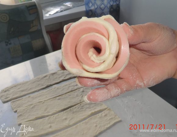 Конец полоски прилепляем к низу рулетика. 