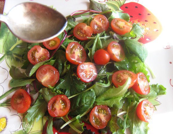 Сделать заправку:оливковое масло смешать с бальзамическим уксусом,добавить лимонный сок,хорошенько перемешать.
В порционную тарелку выкладываем салатный микс,поливаем заправкой,сверху кладём порезанные на половинки помидоры"черри",поливаем заправкой,солим,перчим,