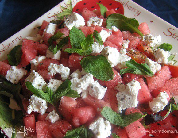 на "черри" аккуратно выкладываем охлаждённый арбуз и сверху порезанную на кубики брынзу.Поливаем заправкой,перчим,украшаем листиками мяты.Подаём сразу же.Очень освежающий,лёгкий,летний салат.Приятного аппетита!