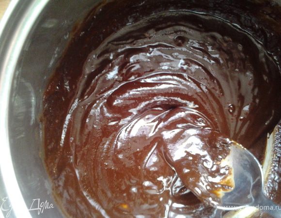 Растопить на водяной бане шоколад добавив туда воду, периодически помешивать. Как только смесь станет однородной снять, помешивая добавить размягченное сливочное масло, желтки 2 яиц и ром.