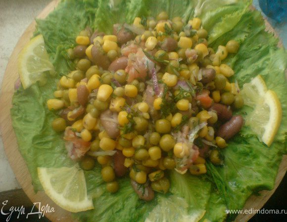 заправить оливковым маслом с добавлением лимонного сока,выложить на листья салата и украсить лимоном 