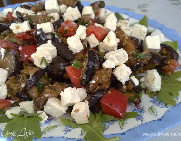 Баклажаны нарезать кружочками и обжарить на слегка смазанной маслом сковороде –гриль с двух сторон. Разрезать кружочки на три полосочки. Чеснок и зелень мелко нарубить. Перемешать баклажаны с чесноком, зеленью, посолить-поперчить и заправить бальзамическим уксусом. Убрать в холодильник на несколько часов. Перед подачей нарезать кубиками помидоры и аккуратно перемешать c баклажанами. Выложить на блюдо и сверху присыпать порезанной кубиками фетой.