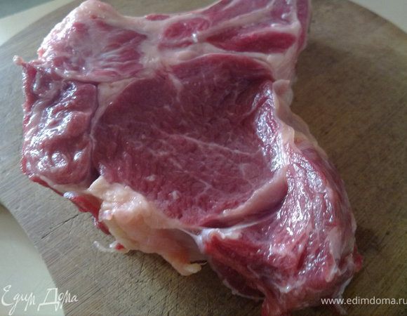 кусок говяжьей вырезки слегка отбила