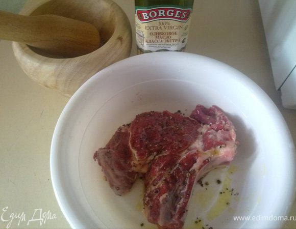 натерла мясо этой смесью и оливковым маслом и оставила на пару часов мариноваться под пленкой при комнатной температуре