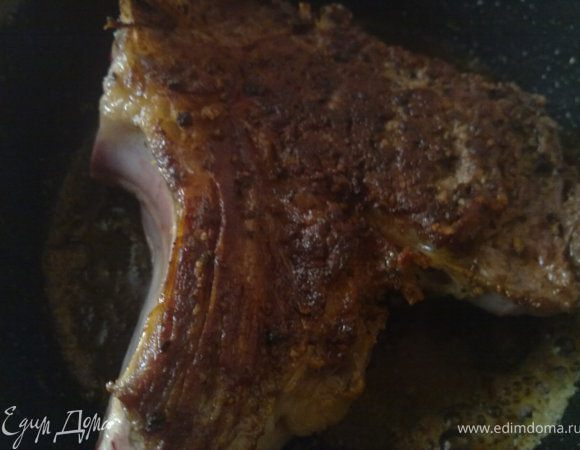 затем поджарила на сливочном масле с обеих сторон до образования золотистой корочки.внутри мясо должно оставаться слегка сырым