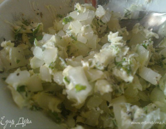 смешать сливочное масло с мелко порезанным луком, зеленью петрушки и молотым перцем