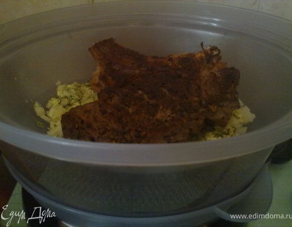 полученным зеленым маслом покрыла дно чаши для риса из пароварки (в рецепте надо было дальше на водяной бане готовить, я же воспользовалась моей любимой пароваркой)сверху выложила антрекот накрыла крышкой... 