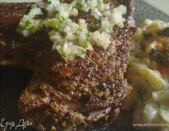 при подаче полила мясным соком с луком. подавать можно с картофельным пюре, овощами гриль или же с тушеными по-венгерски кабачками как у меня  http://www.edimdoma.ru/recipes/27933. ПРИЯТНОГО АППЕТИТА!!!