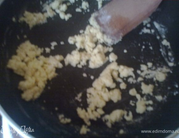 наструганные толстой лапшой кабачки посолить, через 20 минут отжать и сбрызгнуть лимонным соком. мелко нарезать укроп. пожарит на жире (венгры оказываются очень любят жарить все на свином жире, но у меня в хозяйстве его нет, поэтому я заменила его сливочным маслом) до светло коричневого цвета муку  