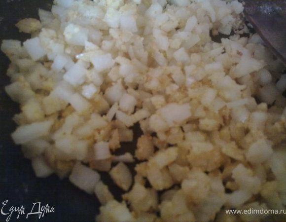 добавить мелко нарезанный лук и еще минутку обжарить