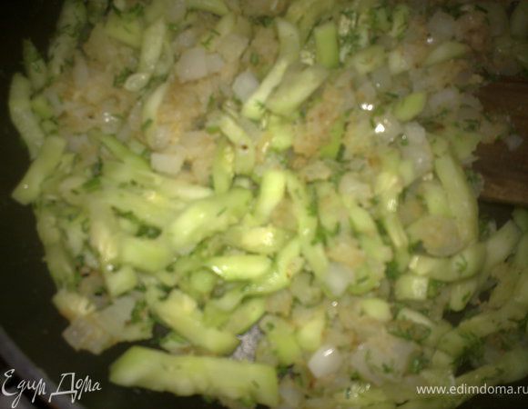 затем осторожно подмешать кабачки и 1\3 укропа, немного пожарить, потом долить немного воды или бульона, перемешать и дать закипеть