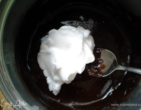 Взбить белки в крепкую пену, выложить на шоколад и медленно и осторожно перемешать. 