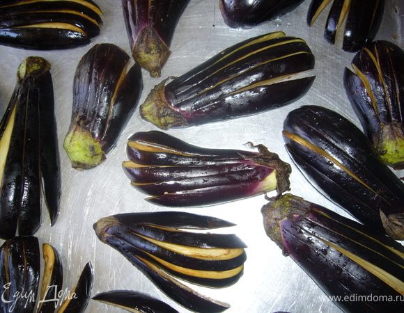 Разрезать баклажаны вдоль пополам не отрезая хвостик, затем разрезать каждую половинку еще на 4-5 частей,получается как пальчики, посолить и пусть постоят.