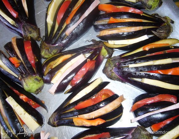 Ветчину, сыр, помидор и перец порезать соломкой не тонко, и положить в каждый разрез.