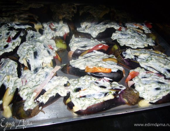 Затем сделать соус майонез+чеснок+ мелко порезанный укроп (можно майонеза бобольше бутет сочнее) и помазать сверху баклажаны этим соусом. Потом в духовку 180-200С на 40-50 минут. Готовы или нет можно проверить вилкой.