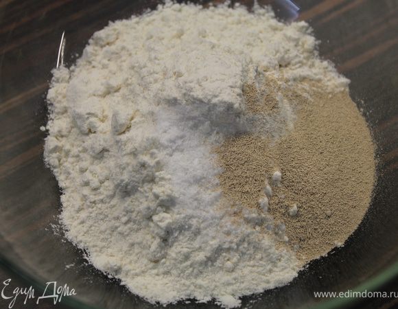 Смешать дрожжи, соль и 150 г муки.