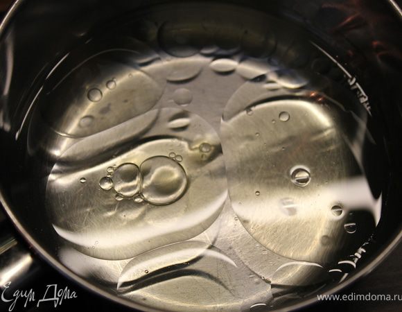 Нагреть в сотейнике воду с 2 ст.л. оливкового масла до температуры 50 градусов (теплая, пальчик терпит)