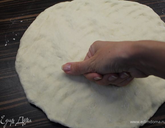 Форму смазать маслом, присыпать немного мукой. Тесто размять кулаком (можно и скалкой) и переложить в форму и распределить по ней. Если берете прямоугольную форму, не забудтье про углы... Затяните пленкой или накройте полотенцем и поставьте подниматься в теплом месте минут на 30 до тех пор, пока не увеличится в объеме вдвое.