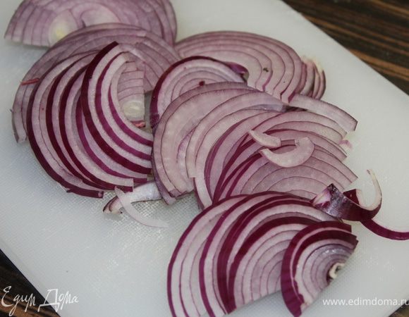 Лук порезать полукольцами.