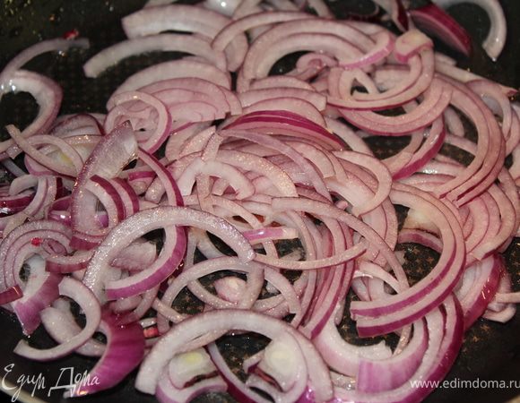 Нагреть сковороду, влить 1 ст.л. растительного масла и пассировать лук на среднем огне до легкой мягкости.