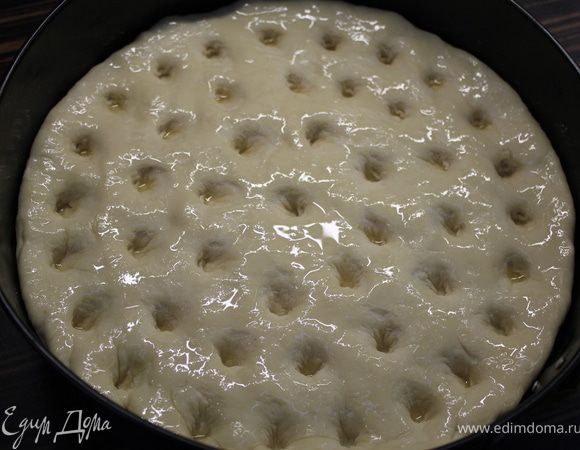 Нагреть духовку до 200 градусов... В тесте сделать пальцем углубления почти до дна и побрызгать оставшейся 1 ст.л. масла.