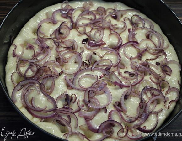 Ровным слоем выложить лук.