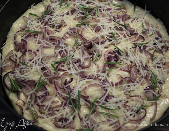 Посыпать пармезаном, розмарином, перцем и крупной солью. Пеките минут 20-25, пока фокачча не зарумянится.