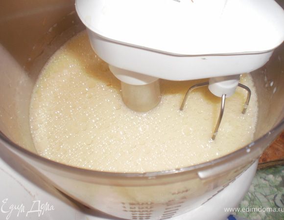 Взбить яйца, добавить молоко и масло.